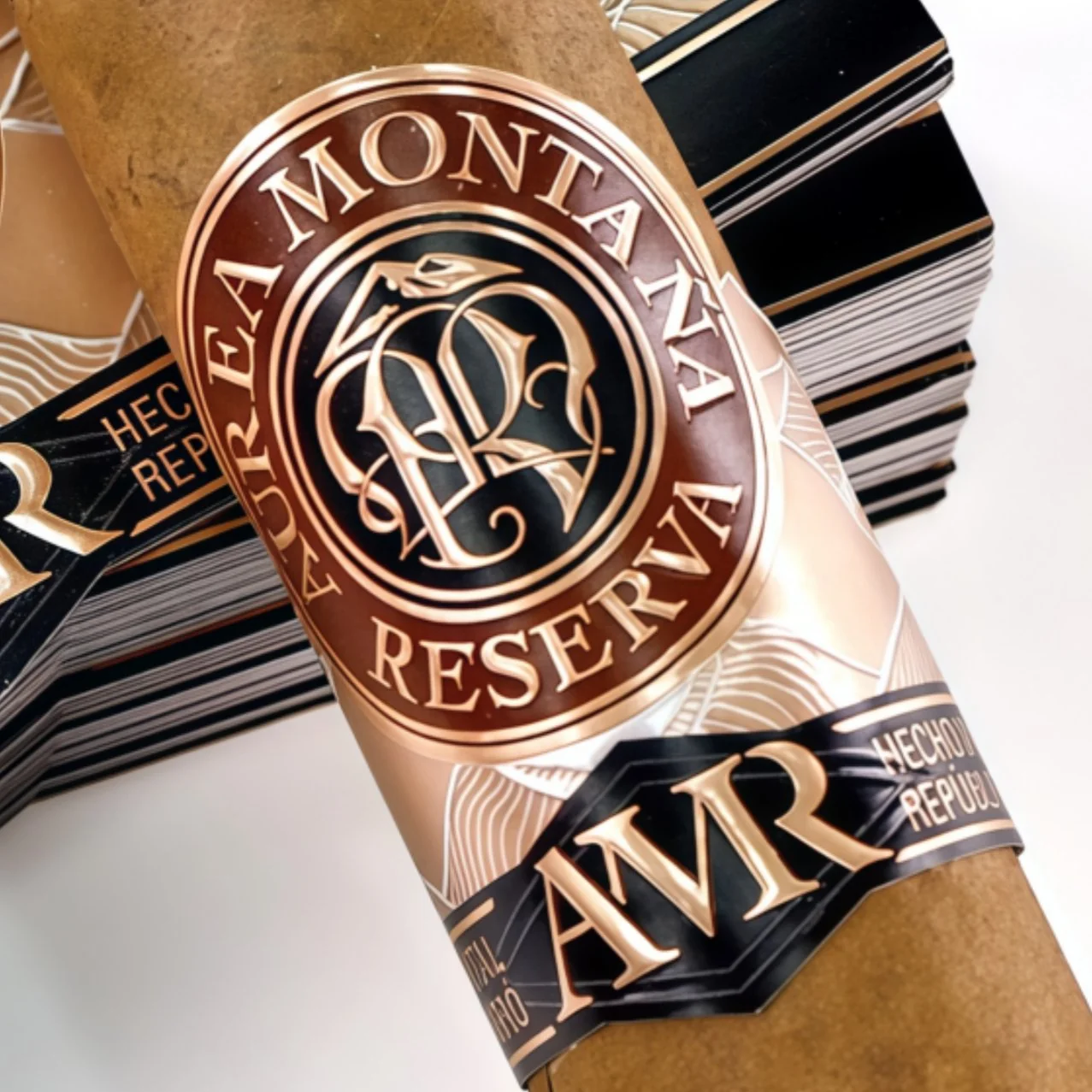 Foil and emboss cigar band detail